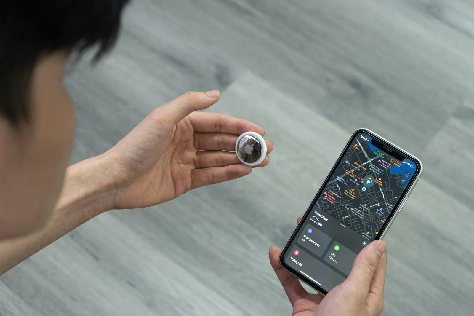 Une personne teste un nouveau produit avec son application associée
