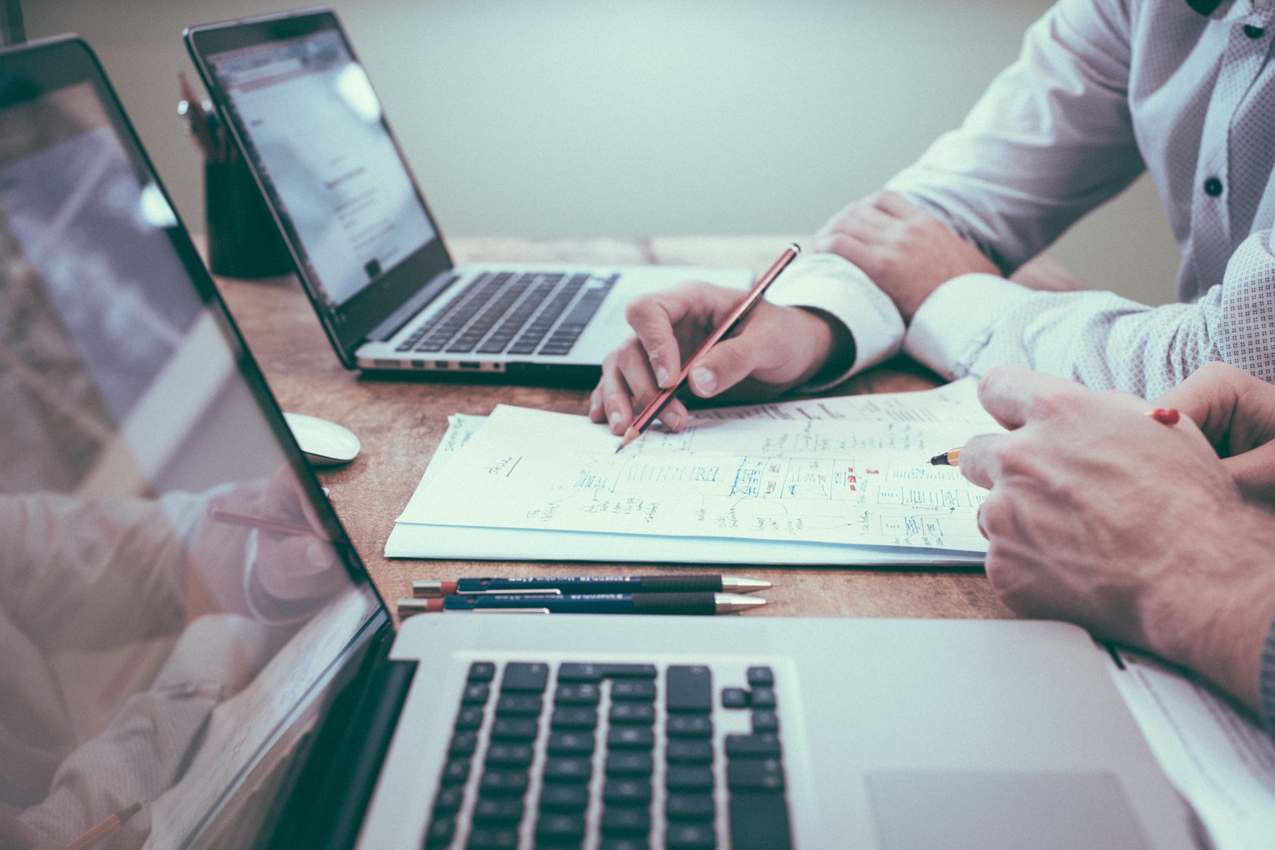 Twee mensen werken samen aan een strategie met laptops en aantekeningen